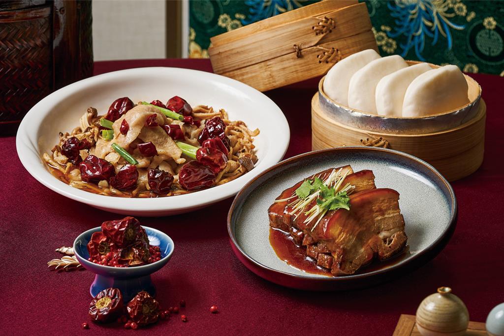 家宴中餐廳新菜式(左起)蔥開煨麵、蒜燒黃魚、荷葉無骨牛肉。(板橋凱撒大飯店提供)