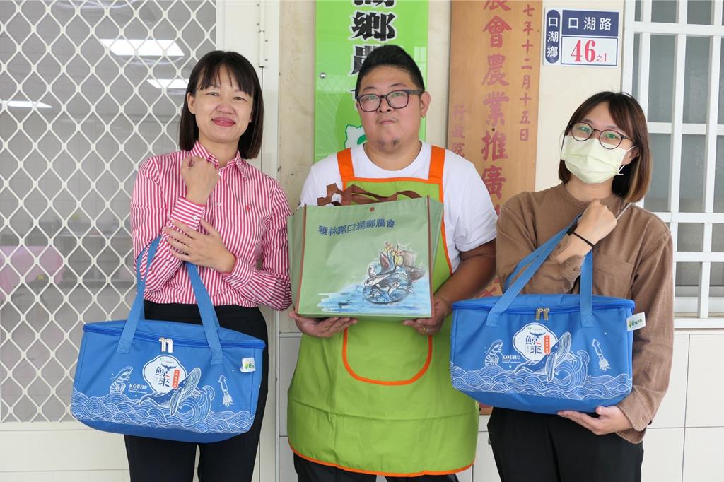 雲林縣口湖鄉農會成立「田媽媽」品牌，21日舉行揭牌儀式，總幹事呂惠玲（左）希望藉此打響在地農漁產名氣，完成父親生前心願。（張朝欣攝）