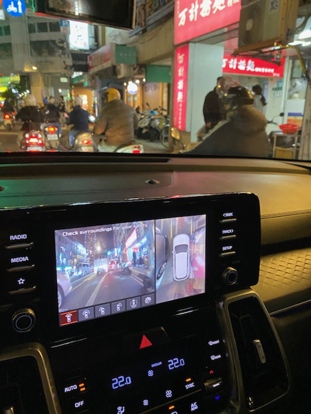 FCA前方主動防撞系統很好用，夜晚堵車，車子附近的行人、機車在螢幕上立刻動態顯示。圖/于模珉