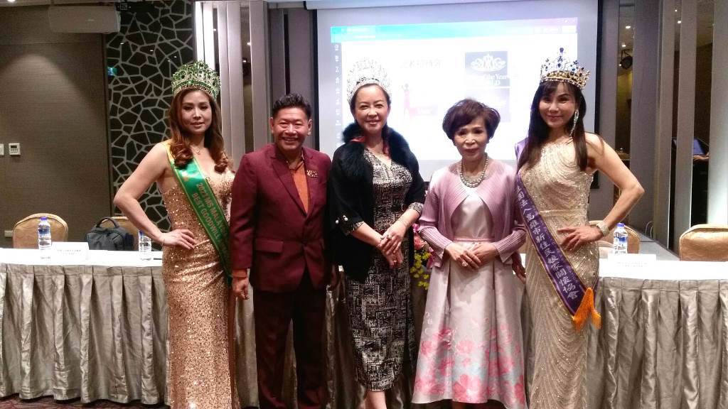 來自馬來西亞的國際選美策劃暨事務執行peter lee李毓輝(左二)特地帶來祝賀，祝台灣首辦圓滿成功。圖／許俊揚