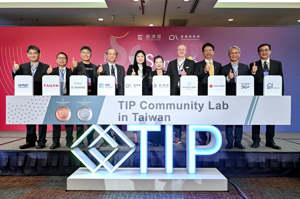 台灣大瞄準5G專網商機，助5家生態系夥伴獲TIP認證。台灣大哥大企業服務事業商務長吳傳輝（右三）、經濟部長王美花（右五）。圖／工業技術研究院提供