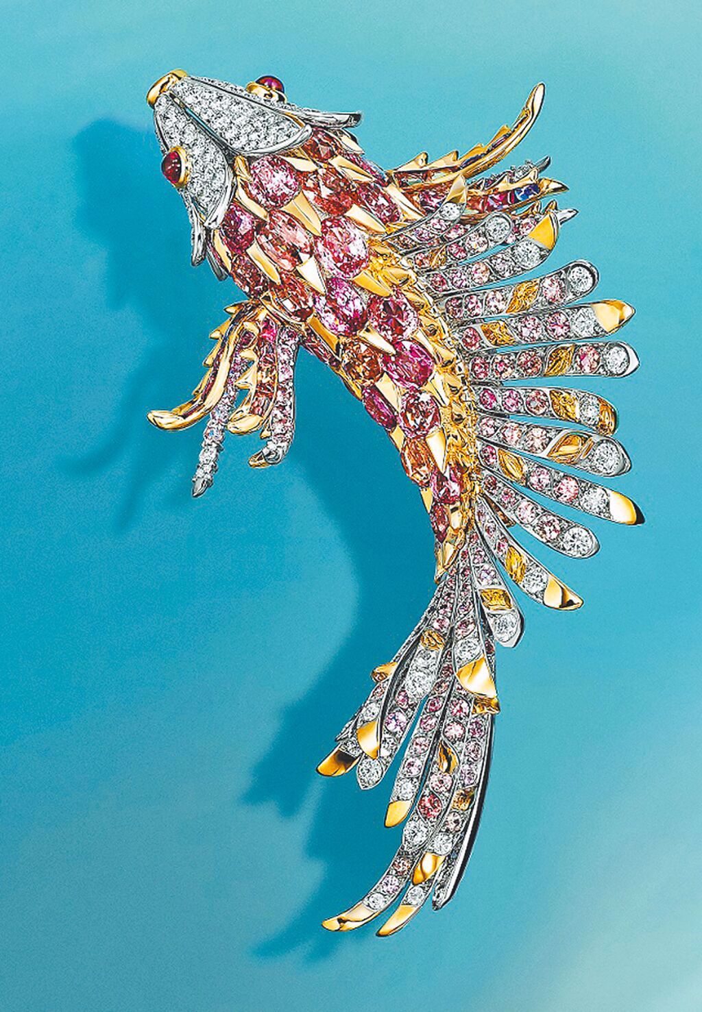 TIFFANY全新Blue Book系列魚躍光影粉紅剛玉胸針，創作靈感源自Jean Schlumberger的設計風格。圖／Tiffany & Co.提供