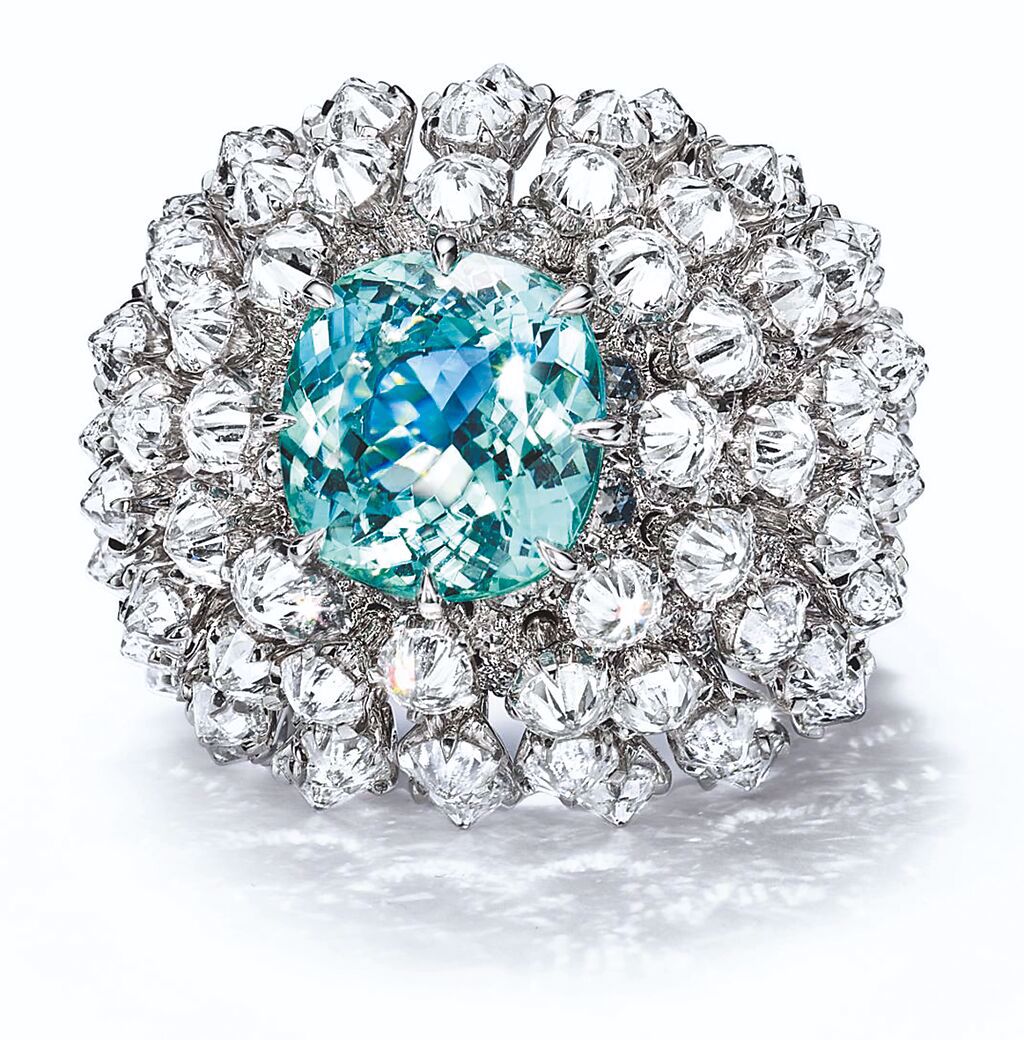 TIFFANY全新Blue Book系列珠寶，以海葵為靈感打造的花舞海葵戒指。圖／Tiffany & Co.提供