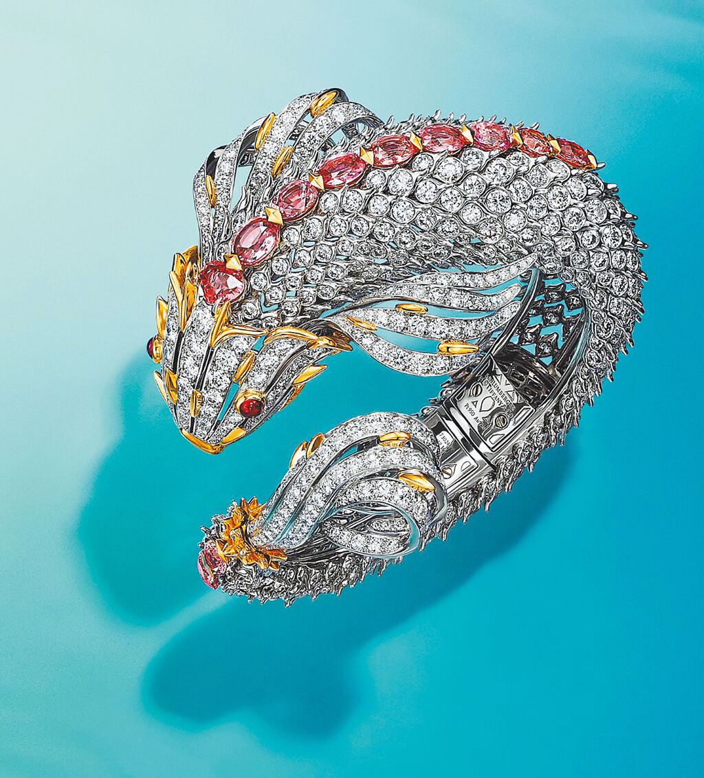 TIFFANY全新Blue Book系列珠寶魚躍光影粉紅剛玉胸針。圖／Tiffany & Co.提供