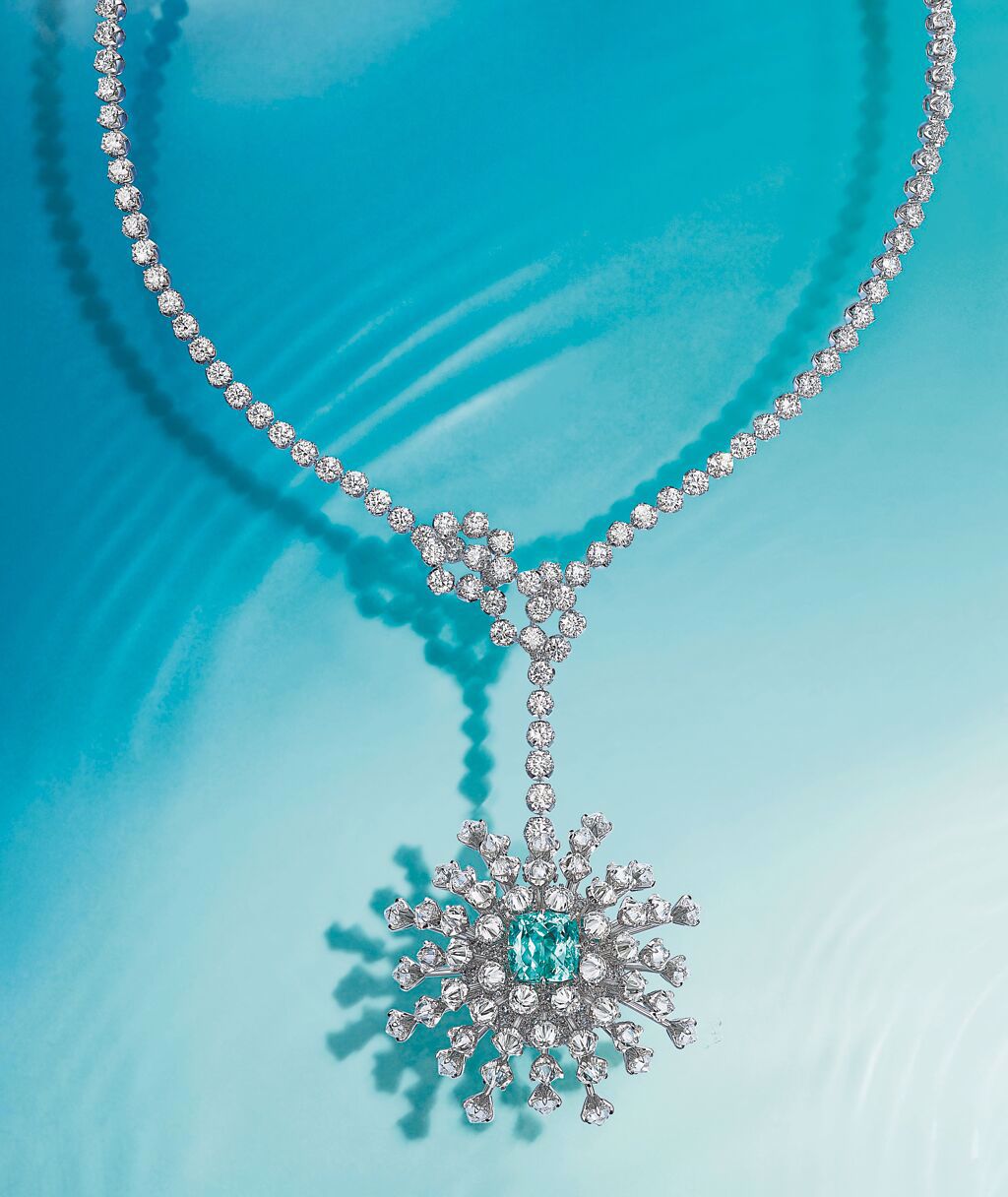 TIFFANY百億珠寶登台，花舞海葵項鍊融入精湛的反轉鑲嵌工藝。圖／Tiffany & Co.提供