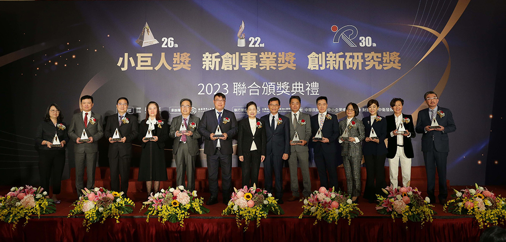 第26屆小巨人獎得獎企業與經濟部王美花部長(左7)及中小及新創企業署何晉滄署長(左8)合影。圖／中小及新創企業署提供