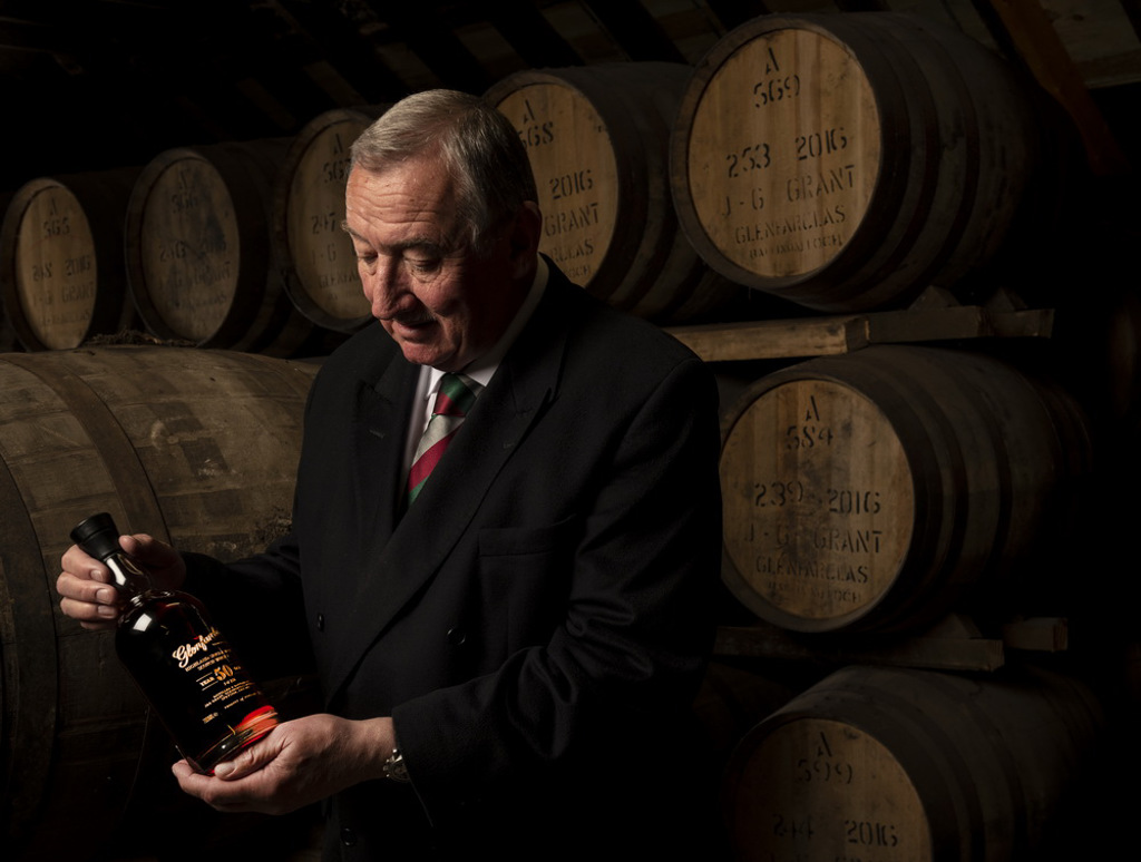 終身奉獻給威士忌產業，Glenfarclas格蘭花格第五代領航者John Grant，50年來憑著獨特的遠見及洞察力獲得業界肯定，包括在1997年成為「雙耳小酒杯持護者」，以及2021年進入《威士忌雜誌》（Whisky Magazine）的名人堂，更在2023年榮獲了Spirit of Speyside終身成就獎的殊榮! 在其帶領下，2006年與2019年，格蘭花格皆被極具公信力的《威士忌雜誌》票選為「年度最佳酒廠」，這份殊榮將格蘭花格的名聲推到了舉足輕重的地位；而在2023年，酒廠更三度獲贈此獎。圖/格蘭花格提供