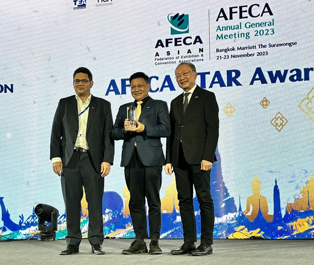 AFECA理事長Dato' Vincent Lim（右） 頒獎肯定展覽會議公會（TECA）對我國會展業之積極貢獻，由邱揮立理事長（中）代表接受殊榮。圖／貿協提供