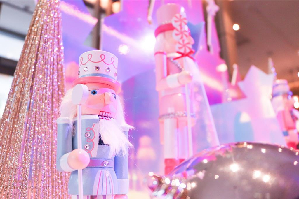 迎接耶誕節，台北新板希爾頓大廳變身夢幻粉金胡桃鉗城堡。圖／台北新板希爾頓提供