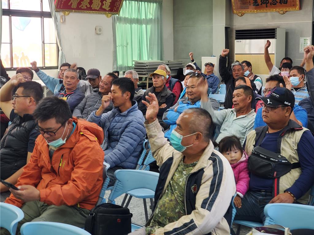 林內鄉長劉姿言（左一）呼籲農民準備好所有文件在期限內申報，以免擠在最後幾天。（周麗蘭攝）