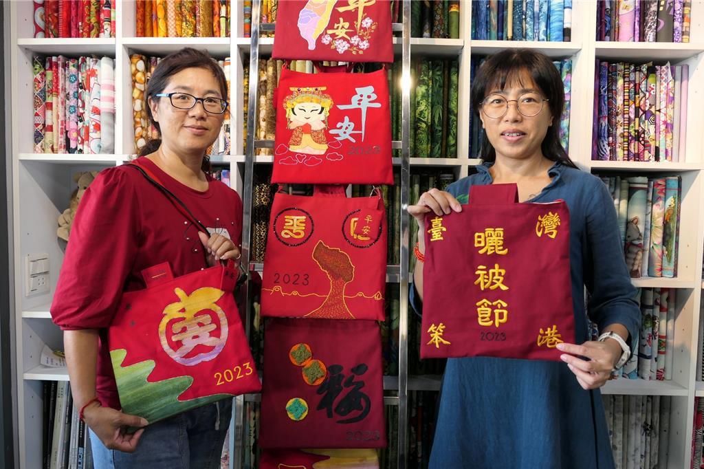 「台灣拼布藝術節」將於25日在雲林縣北港鎮登場，主辦人周秀惠介紹當天曬被踩街相關作品。（張朝欣攝）