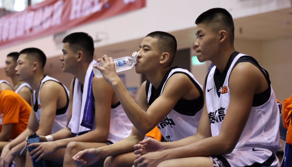 圖說:泰山高中籃球隊員場邊休息時大口喝著泰山企業長期贊助的泰山純水解渴。