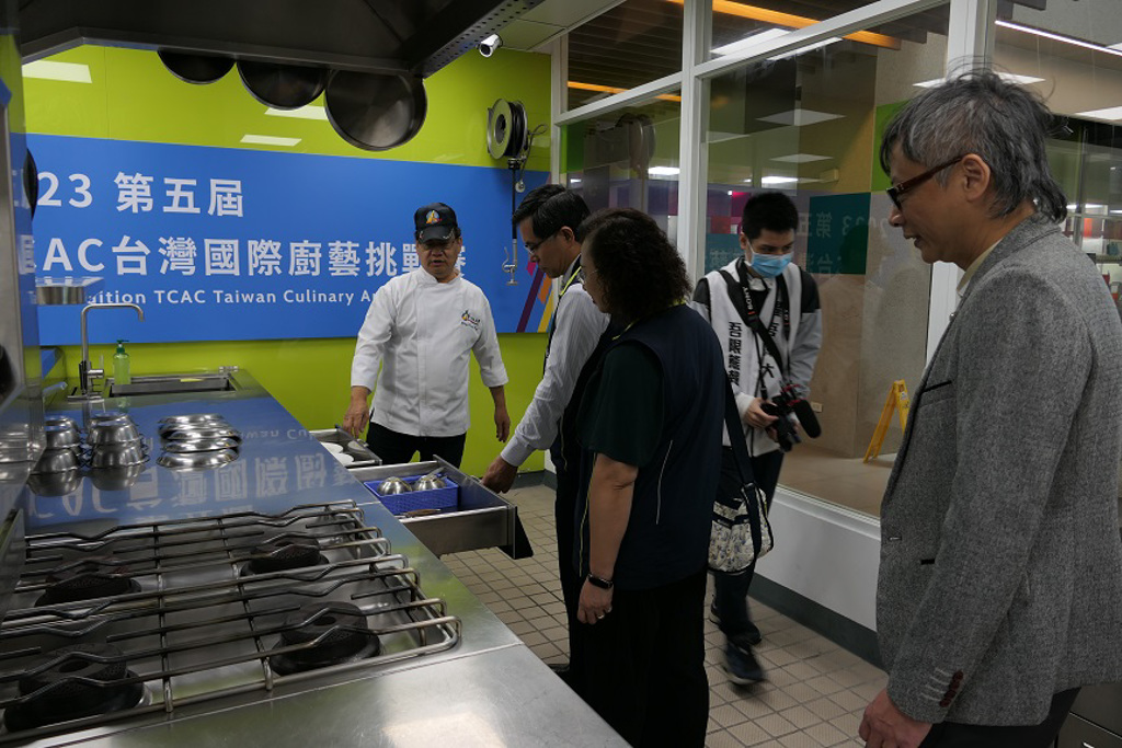 醒吾科大餐旅系王聰明老師(左)介紹西餐廚藝教室，今年才辦理完台灣國際廚藝挑戰賽，讓學生學以致用，同時是服務人員，也是參與比賽的人員。
圖／醒吾科大提供 