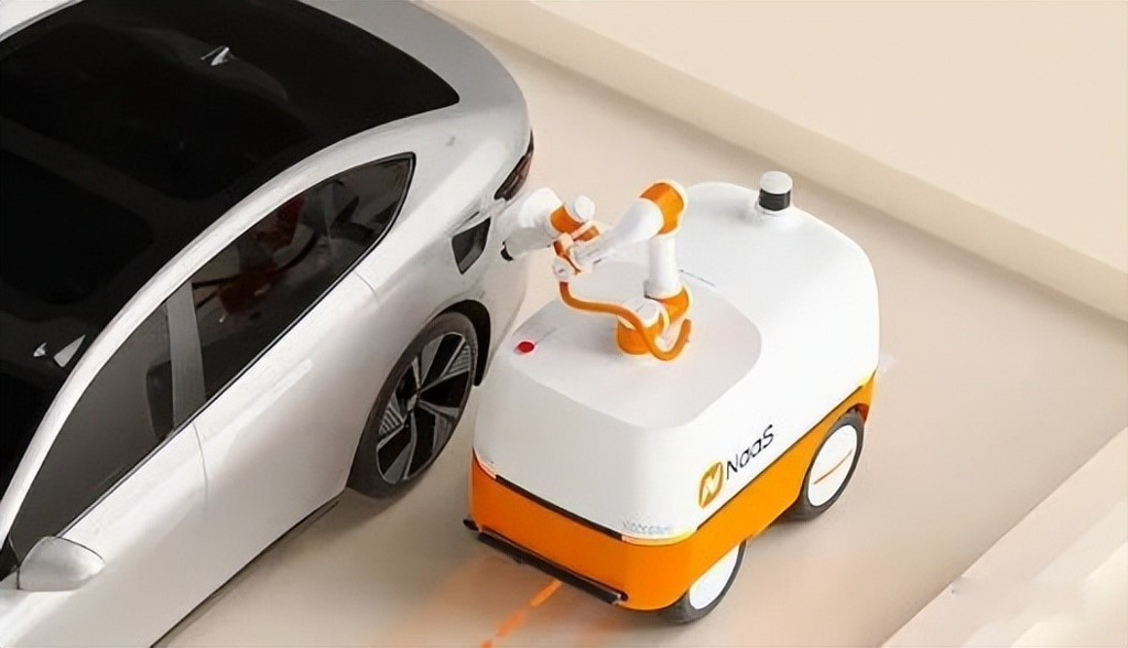 素有中國充電服務第一股的能鏈智電本次展出自動充電機器人，這個機器人可以自動找車、充電、斷電，也能夠在無人駕駛汽車的場景下自動充電。可以說是行走中的充電樁。圖／擷取自網路
