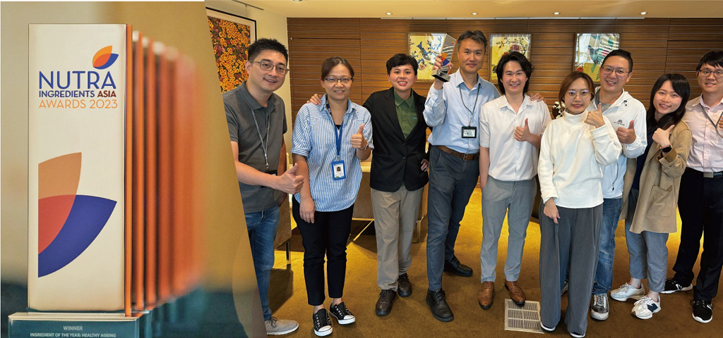 豐華生技總經理黃聖宏（左四）手持獎盃與國際業務和行銷團隊合影。圖／豐華生技提供 

