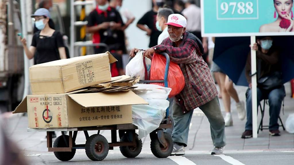 台灣社會貧富懸殊有愈來愈嚴重的趨勢，在追求經濟成長過程所呈現的「富裕」假象中，始終被忽略的「社會貧窮」問題正在衝擊台灣韌性。圖／本報資料照片