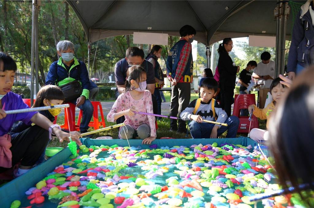 今日活動也安排親子趣味遊戲、小丑氣球魔術秀等！圖／中市勞工局提供