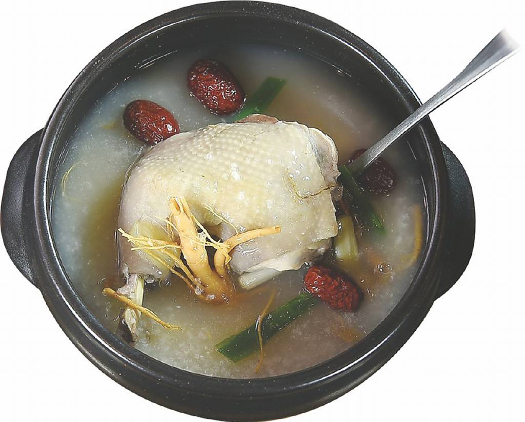 ●〈人參雞粥〉是選兩種韓國人參、人參酒、紅棗、蒜頭、雞腿肉與白米一同熬煮。圖／姚舜