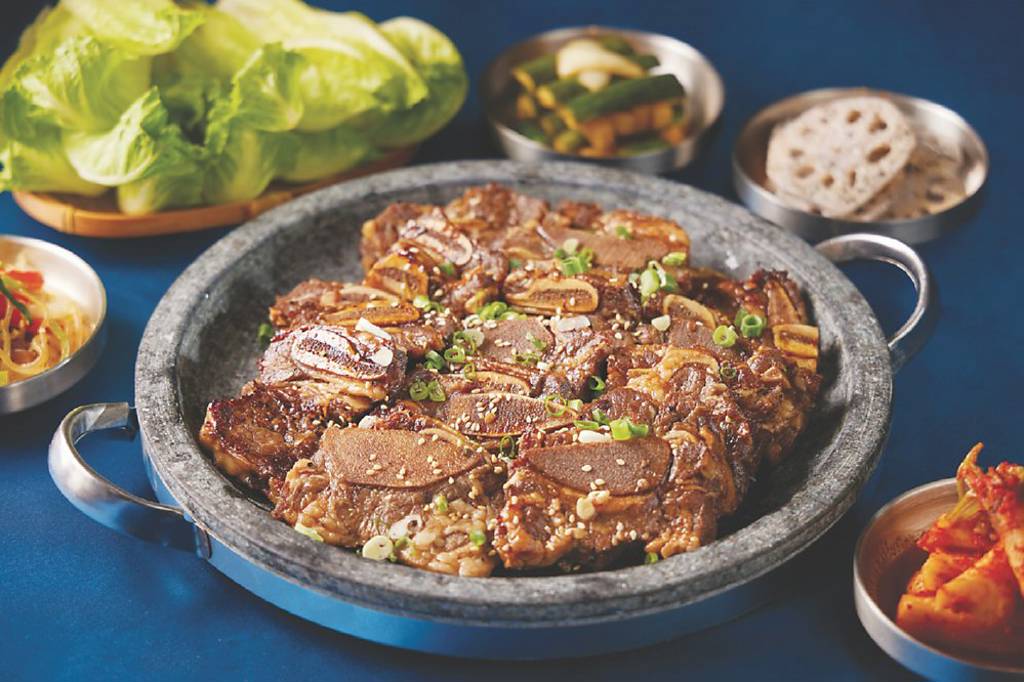 ●〈韓式帶骨牛小排〉是以美牛的帶骨牛小排在鐵板上煎熟。圖／姚舜