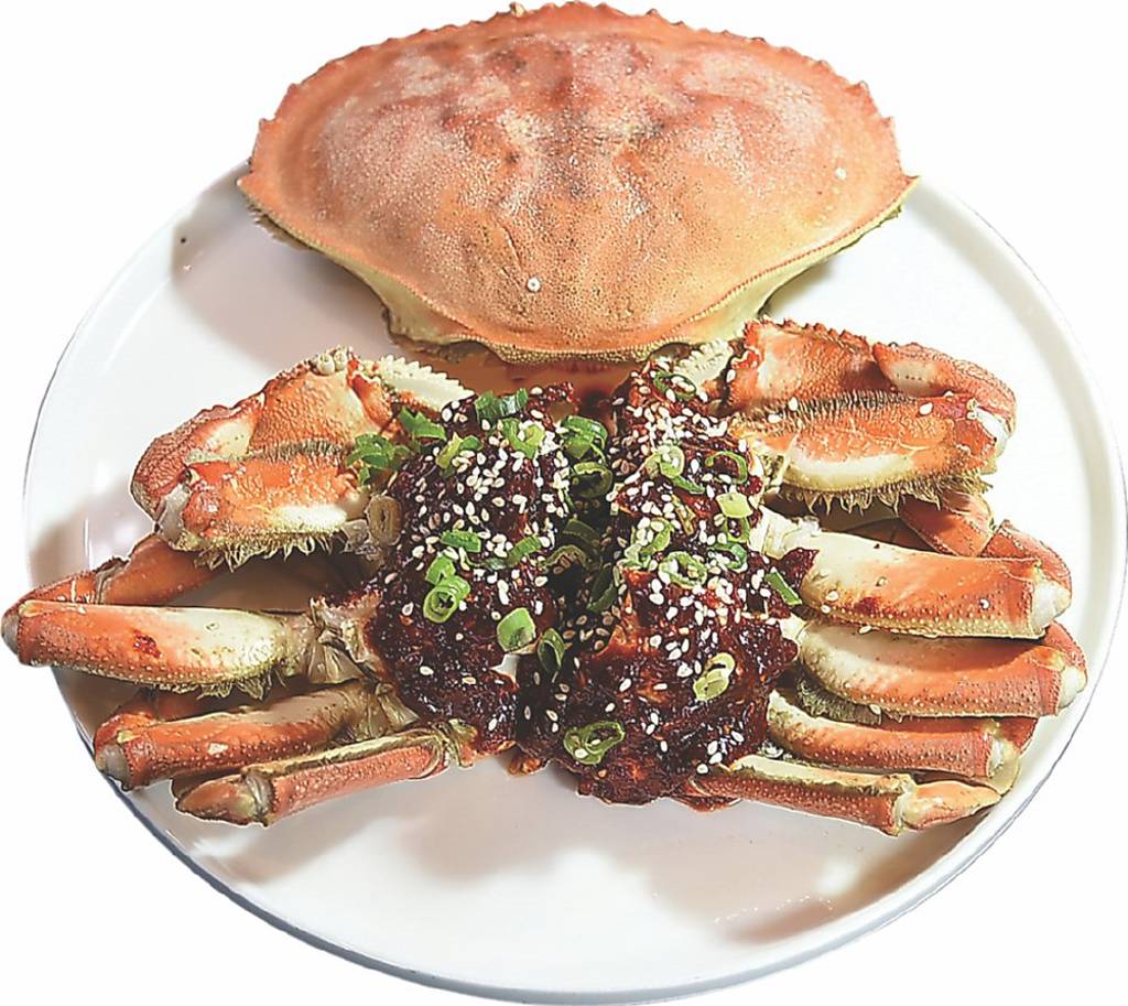 ●〈韓式醬蟹〉分生、熟兩類，台北喜來登〈十二廚〉推出「韓國美食節」，餐廳上有熟的〈韓式醬蟹〉。圖／姚舜