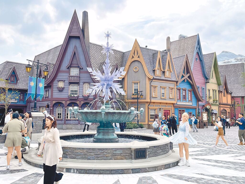香港迪士尼樂園全新園區「魔雪奇緣世界」，打造出《冰雪奇緣》中艾倫戴爾王國的街景，「友誼噴泉」是拍照熱點之一。圖／何書青攝