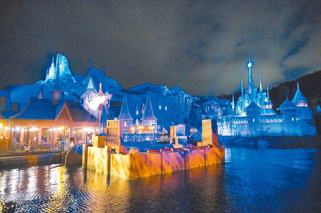 入夜後的「魔雪奇緣世界」散發神祕感，北山上的冰雪皇宮也更魔幻。圖／何書青攝