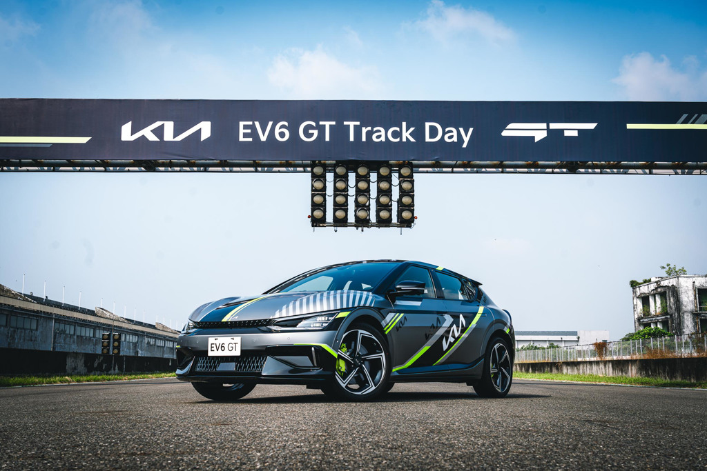 The Kia EV6 GT日前獲得美國《時代》雜誌2023年交通類最佳發明之一，並同時被《Road & Track》評為2024年度最佳性能電動車的最高殊榮！圖／業者提供

