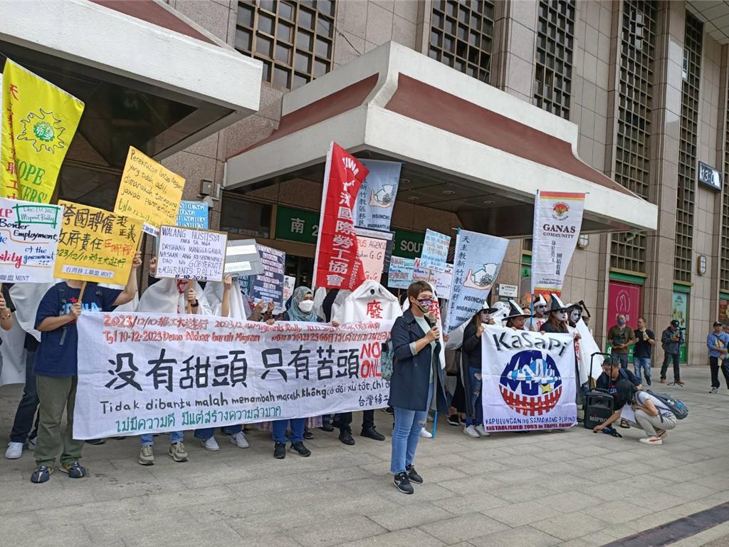 旅宿業是否要開放移工引發討論。圖為移工團體在台北車站前舉行活動。(簡立欣攝)