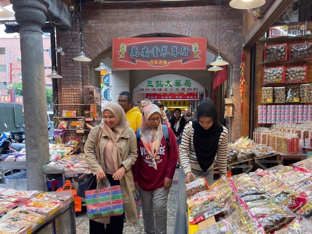 領取禮包的穆斯林團體旅客，走訪臺北旅遊人氣景點大稻埕。圖/觀傳局提供