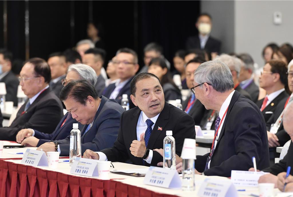 侯友宜出席九大工商團體舉辦的《2023台灣經濟發展論壇--與國家未來領導人對談》。圖／王德為