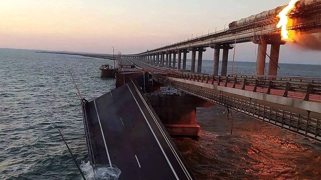 克里米亞大橋曾遭到攻擊，造成公路橋段翻落，鐵路橋段著火。雖然已經修復，但是遭到再次攻擊的可能仍在。圖／烏克蘭安全局
