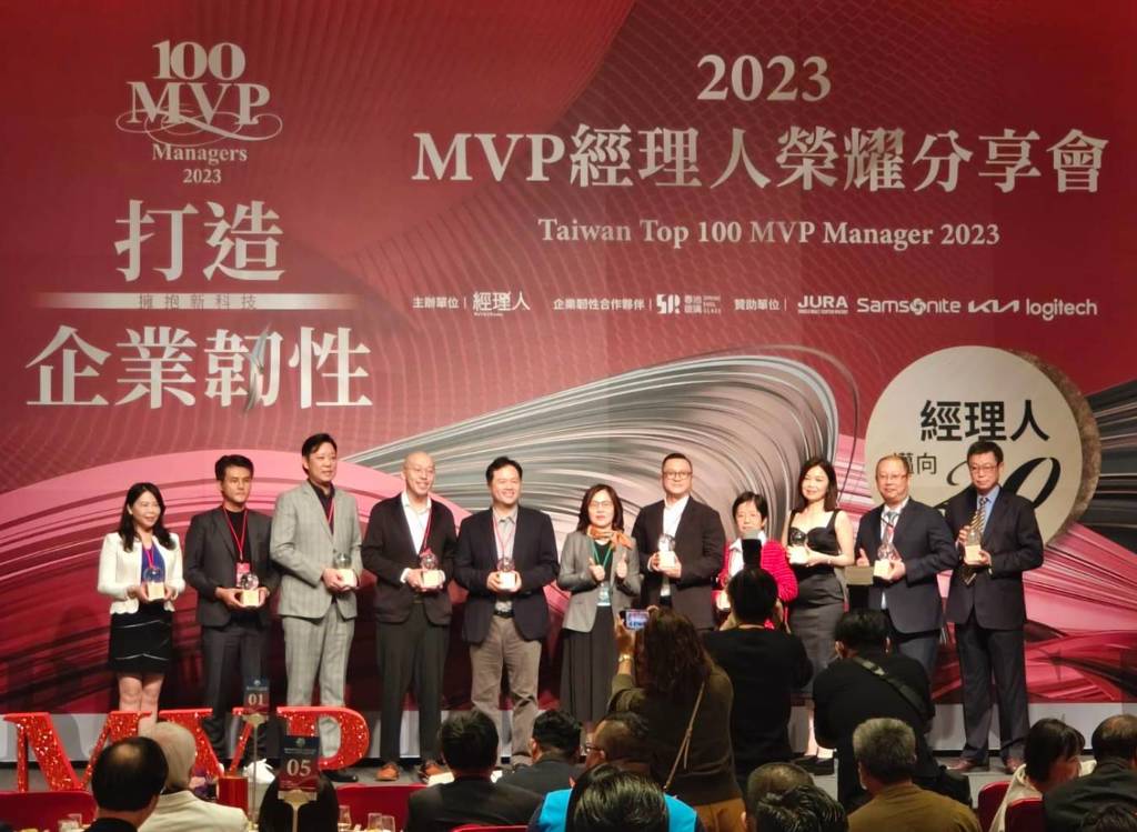 上準工程有限公司營運總監王馨妤（左一）榮獲「100MVP經理人」產品服務獎項肯定。圖／上準工程有限公司提供
