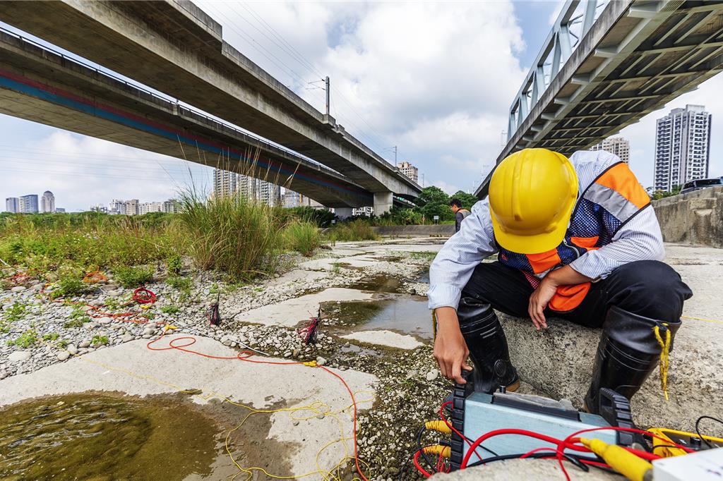 新竹縣政府工務處委外橋梁檢測，以2年為1週期，專業廠商在興隆大橋（圖左）進行電磁波檢測，收集的資料再進行分析。（羅浚濱攝）