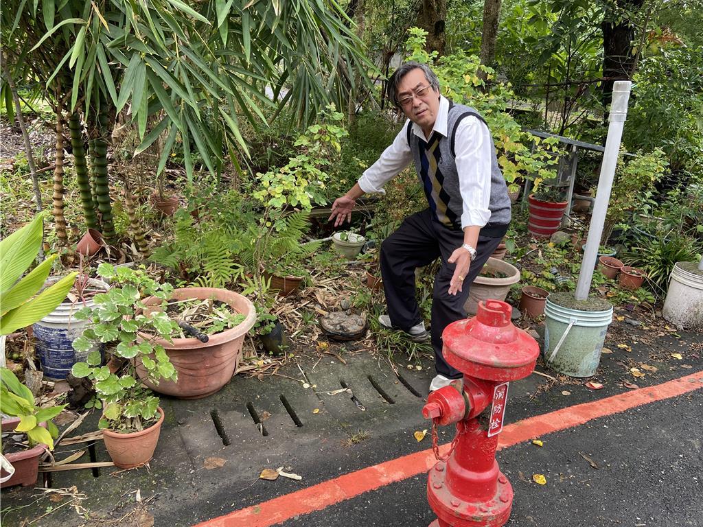 國民黨宜蘭縣議員楊弘旻（左）指出，該公有地之後會開發建設，遭移除的消防栓未來就是兩邊房子救災的重要功能。（吳佩蓉攝）