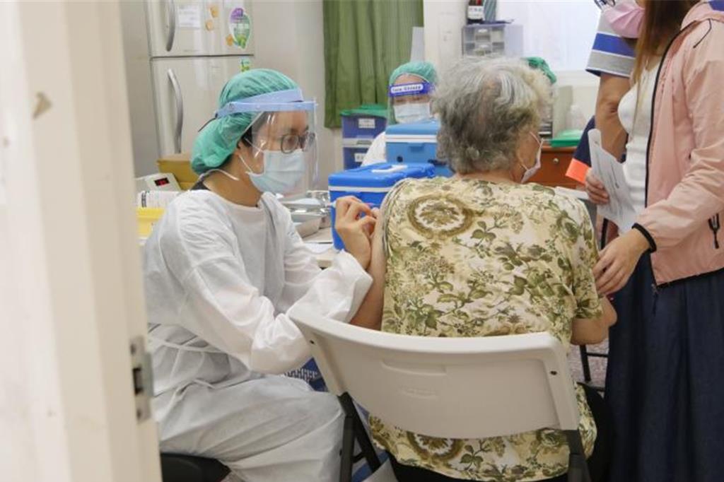 新竹縣衛生局持續鼓勵65歲以上長者施打健康三寶「流感疫苗」、「新冠疫苗」、「肺炎鏈球菌疫苗」。（新竹縣政府提供／羅浚濱新竹傳真）
