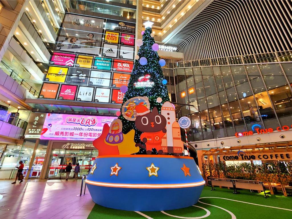 全台首座「宇宙喵Kuroro聖誕樹」就在大魯閣新時代購物中心一樓！圖／曾麗芳