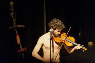 裸身演奏小提琴 他既是農家男孩也是藝術家