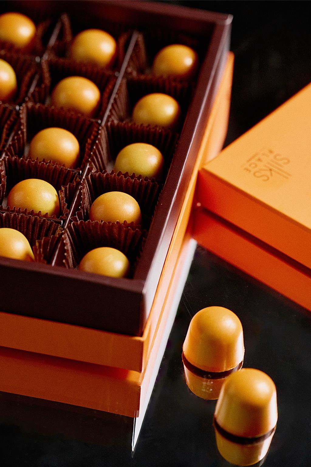 台南晶英外賣中心販售甜點大師史蒂芬設計的〈日式柳橙巧克力〉，選用日本不知火橘原汁果醬結合64％黑巧克力製作。圖／台南晶英酒店提供