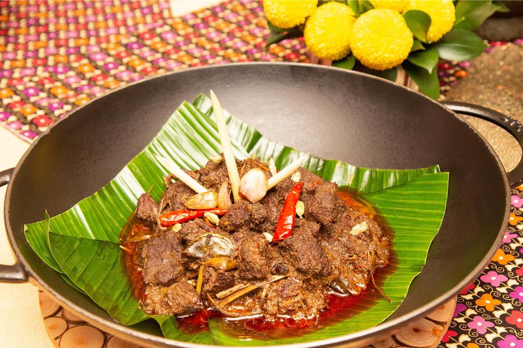 台北君悅「凱菲屋」推出馬來西亞美食饗宴，其中「仁當牛肉」為曾奪CNN評選全球50大美食之冠軍料理。圖／台北君悅酒店提供