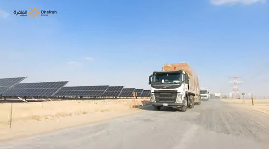 中國國機集團稱，佔地20平方公里的200萬瓩（2 gigawatt）達夫拉（Al-Dhafra）可為約20萬戶家庭提供電力。圖／摘自網路YouTube影片