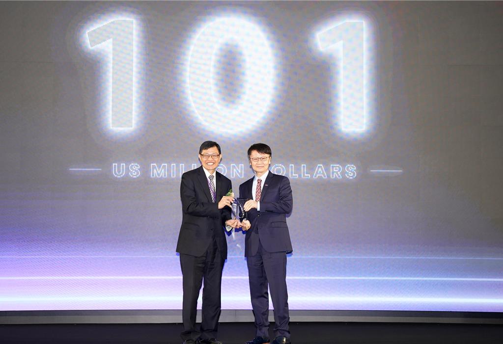 元太在公布的「台灣最佳國際品牌價值」榜中蟬聯，由總經理甘豐源代表領獎。圖／元太提供