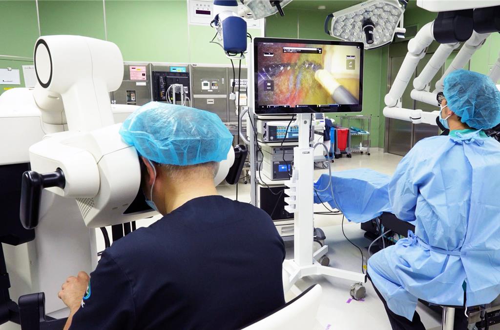 達擎「機器人手術即時 3D 解決方案」將執刀醫師在控制台看到的 3D 影像及視野，同步分享給手術室內的醫療團隊，強化溝通效率，使手術更精準和安全。圖／友達提供