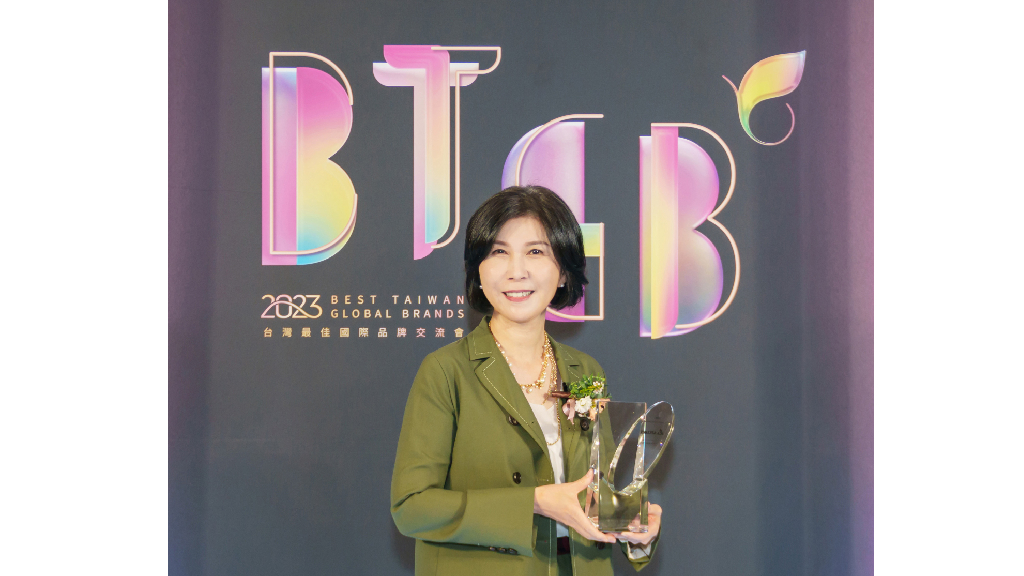 台達第13年入選台灣最佳國際品牌，由台達品牌長郭珊珊代表領獎。