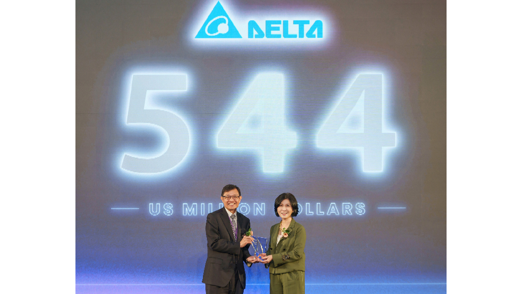 台達第13年入選台灣最佳國際品牌，由經濟部產業發展署主任秘書林德生(左)頒獎予台達品牌長郭珊珊。