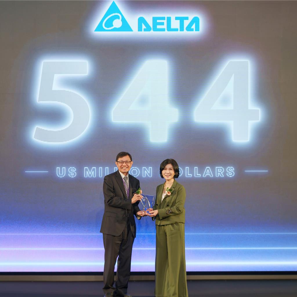 台達第13年入選台灣最佳國際品牌，由經濟部產業發展署主任秘書林德生(左)頒獎予台達品牌長郭珊珊。圖／台達提供