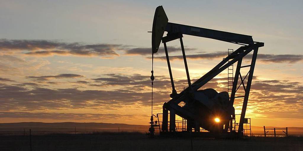 OPEC＋產量會議同意明年初自願減產約220萬桶／日，不過產油國實際執行與否引發投資人擔憂，使國際油價盤中轉跌。圖／美聯社
