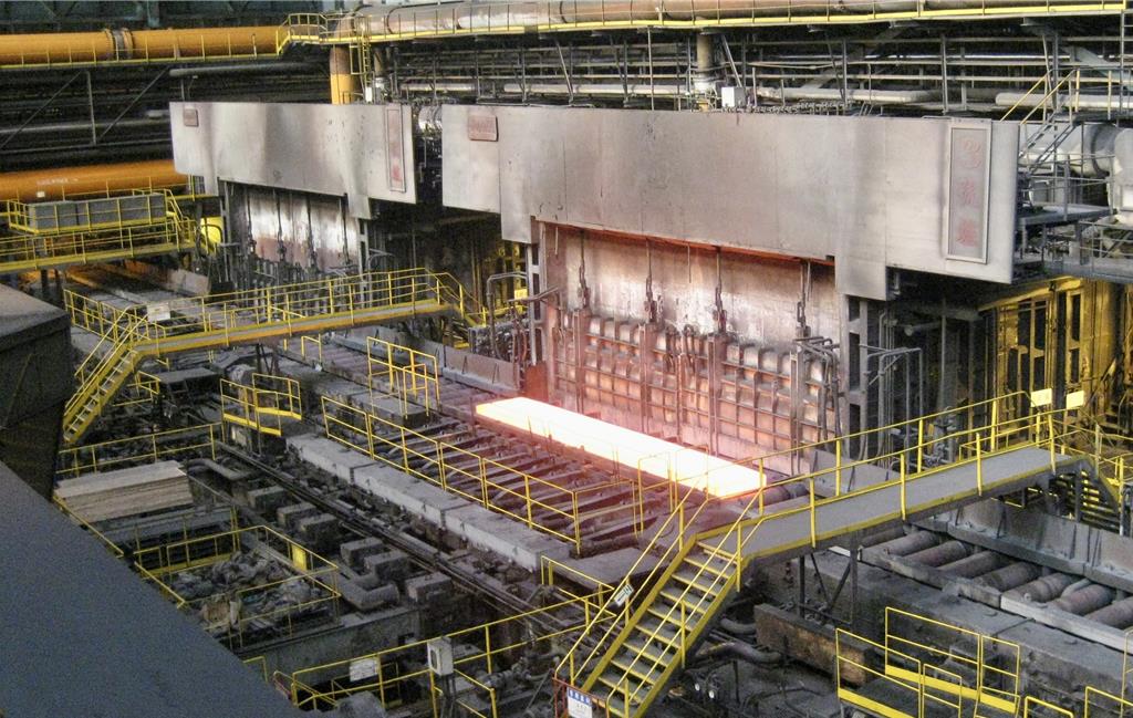 中鋼第一熱軋工場加熱爐導入智能化溫控系統，融入中鋼爐控員30年以上經驗，更結合預測、最佳化及機器學習等AI智能技術，開發出5大智慧功能。圖／中鋼提供