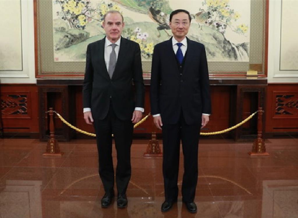 11月27日，外交部副部長孫衛東（右）同歐盟對外行動署副秘書長莫拉（左）在北京舉行第十六輪中歐外交政策磋商。（中國外交部官網）