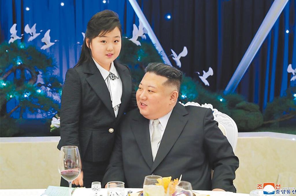北韓最高領導人金正恩賦予女兒金朱愛「朝鮮新星女將軍」稱號，儘管韓國政府對此並未發表更多評論，但分析認為，這一舉措從北韓的政局標準和觀念來看十分不尋常。（朝中社）