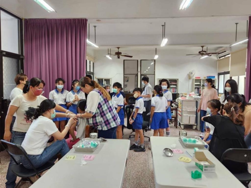 台南市已有13萬3366位學生完成接種流感疫苗，但仍有約3成未接種，衛生局呼籲家長盡速帶孩子完成接種。(台南市衛生局提供／曹婷婷台南傳真)